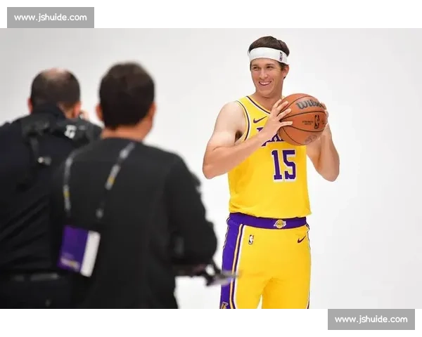 艾顿：东契奇场边观察藏玄机，归队即解湖人燃眉急