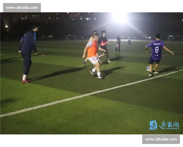 绿茵夜训燃斗志！泗阳队冲刺 “宿超” 倒计时